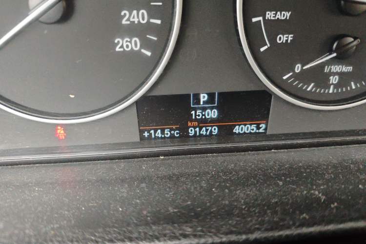 Used BMW 3 Series 2017 320Li Fashion Model Odometer Close Up