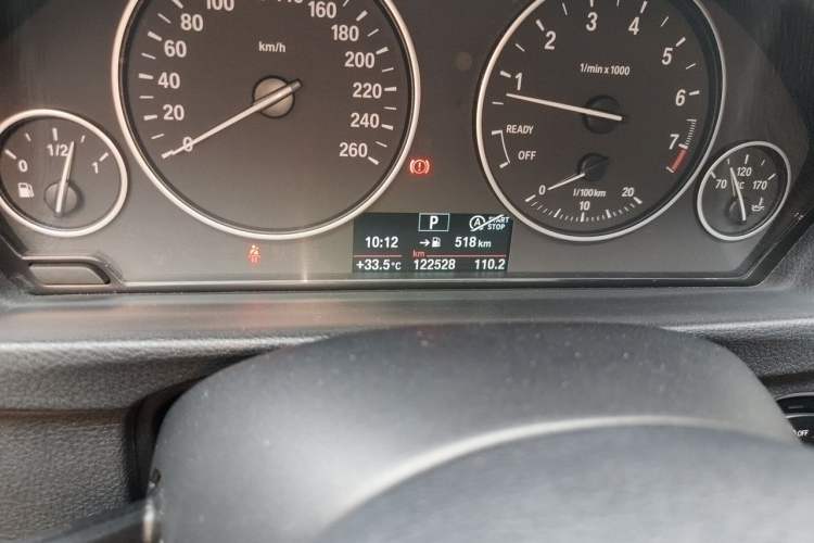 Used BMW 3 Series 2017 320Li Fashion Model Odometer Close Up