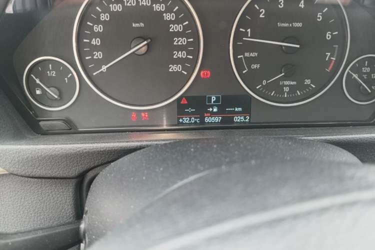 Used BMW 3 Series 2017 320Li Fashion Model Odometer Close Up