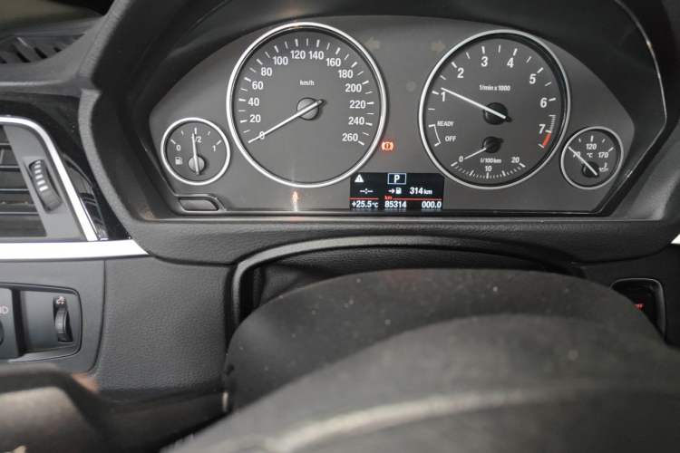 Used BMW 3 Series 2017 318Li Fashion Model Odometer Close Up
