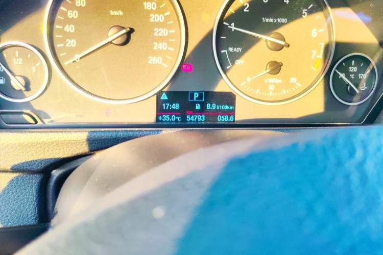 Used BMW 3 Series 2017 320Li Fashion Model Odometer Close Up