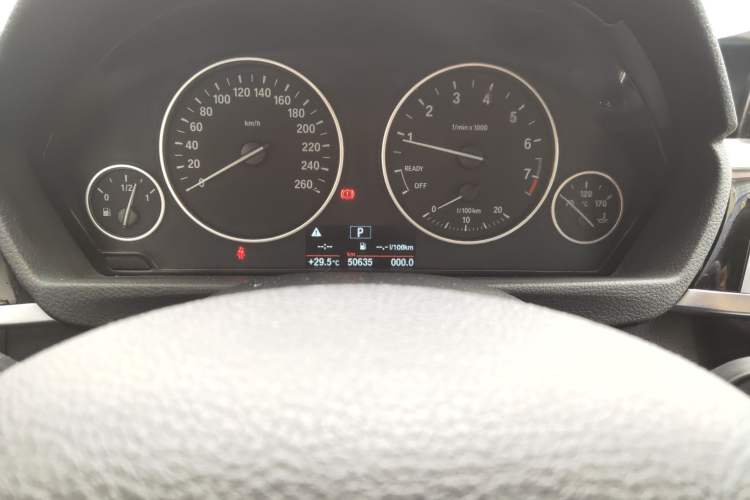 Used BMW 3 Series 2017 320Li Fashion Model Odometer Close Up