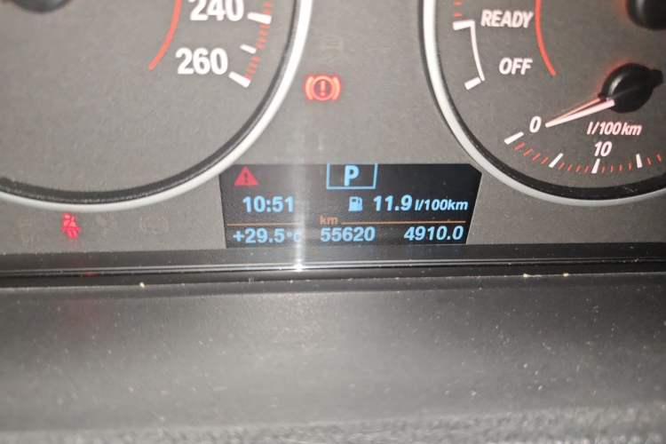 Used BMW 3 Series 2017 320i M Sport Odometer Close Up