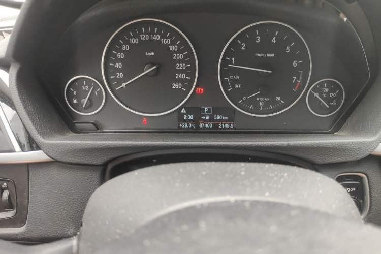 Used BMW 3 Series 2017 320Li Fashion Model Odometer Close Up