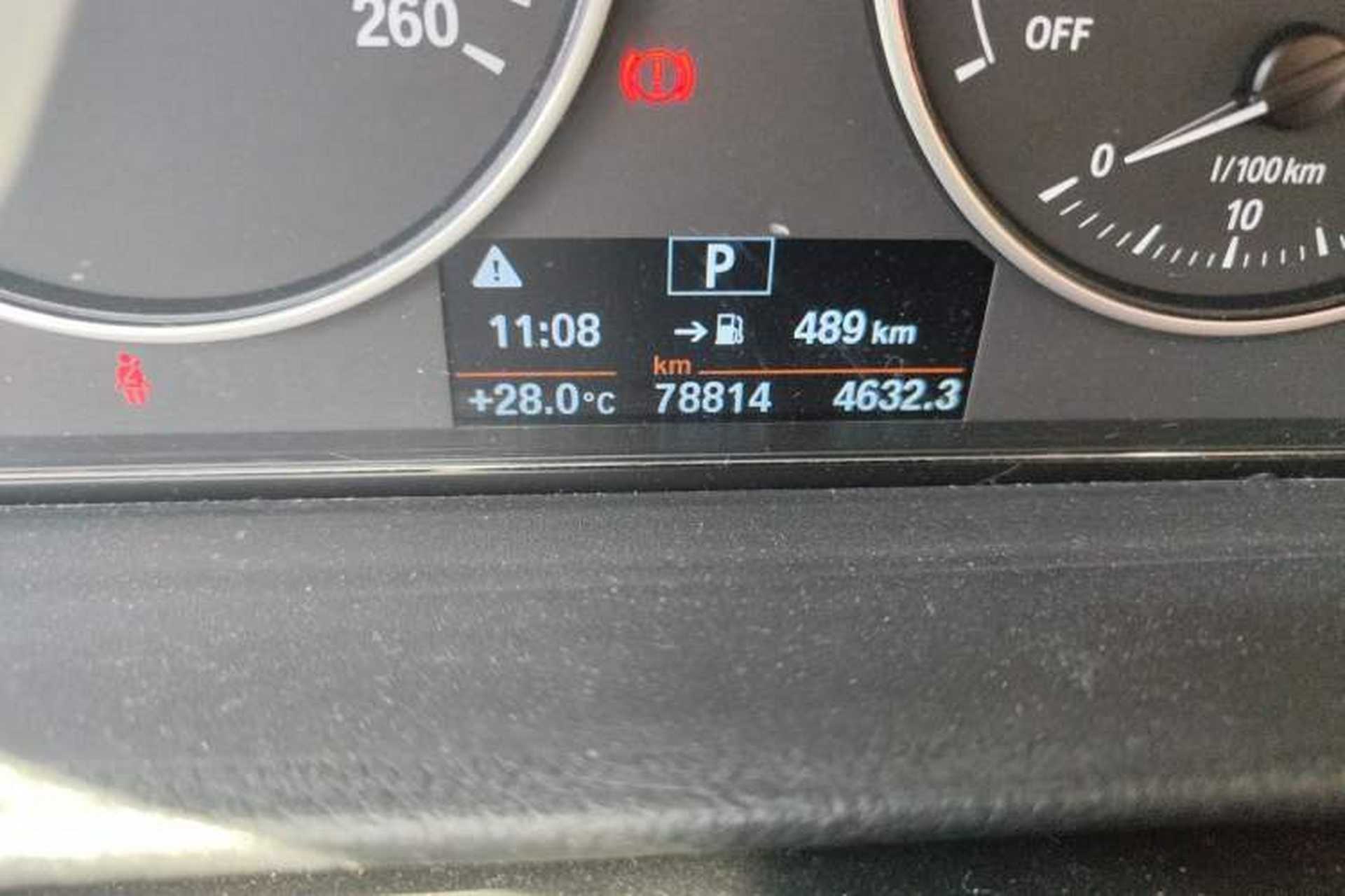 Used BMW 3 Series 2017 318Li Fashion Model Odometer Close Up
