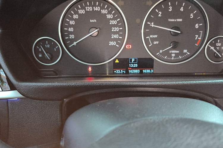 Used BMW 3 Series 2017 318Li Fashion Model Odometer Close Up