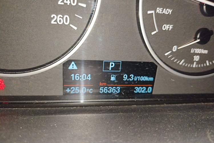 Used BMW 3 Series 2017 320Li Fashion Model Odometer Close Up