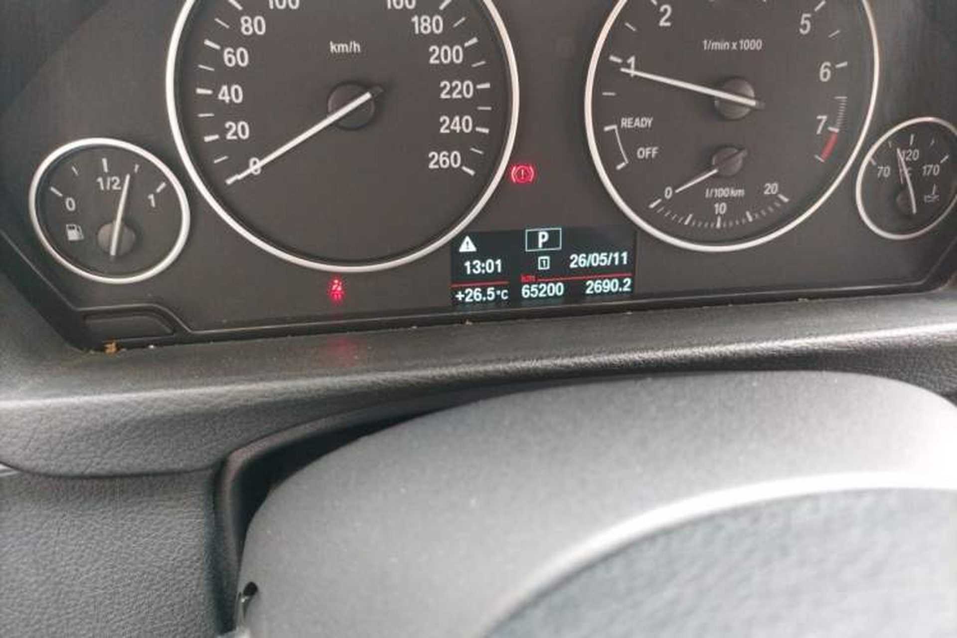 Used BMW 3 Series 2017 320Li Fashion Model Odometer Close Up