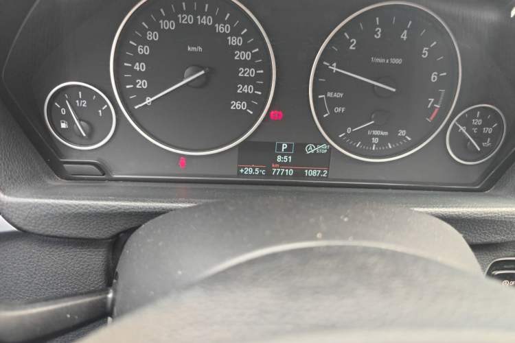 Used BMW 3 Series 2017 320Li Fashion Model Odometer Close Up