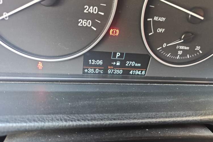 Used BMW 3 Series 2017 320Li Fashion Model Odometer Close Up