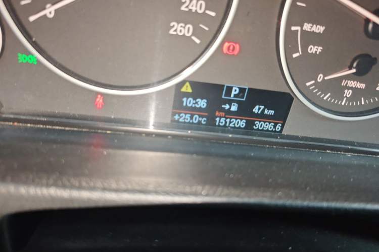 Used BMW 3 Series 2017 320Li Fashion Model Odometer Close Up