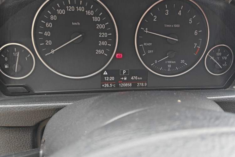 Used BMW 3 Series 2017 318Li Fashion Model Odometer Close Up