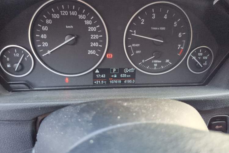 Used BMW 3 Series 2017 320Li Fashion Model Odometer Close Up