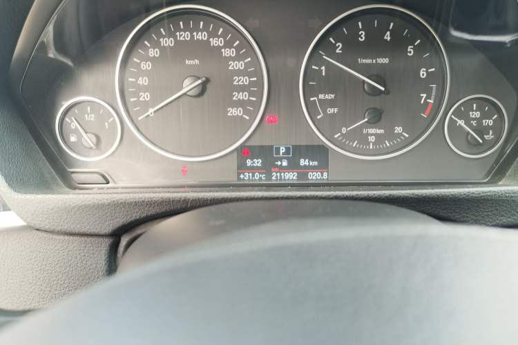 Used BMW 3 Series 2017 318Li Fashion Model Odometer Close Up