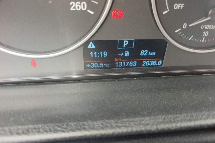 Used BMW 3 Series 2017 318Li Fashion Model Odometer Close Up