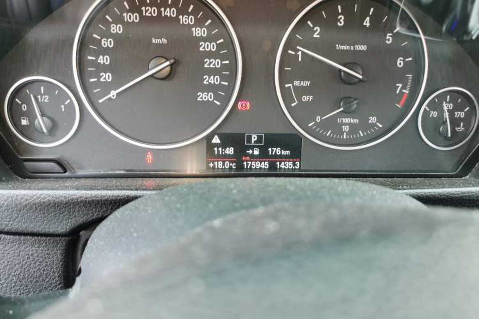Used BMW 3 Series 2017 320Li Fashion Model Odometer Close Up