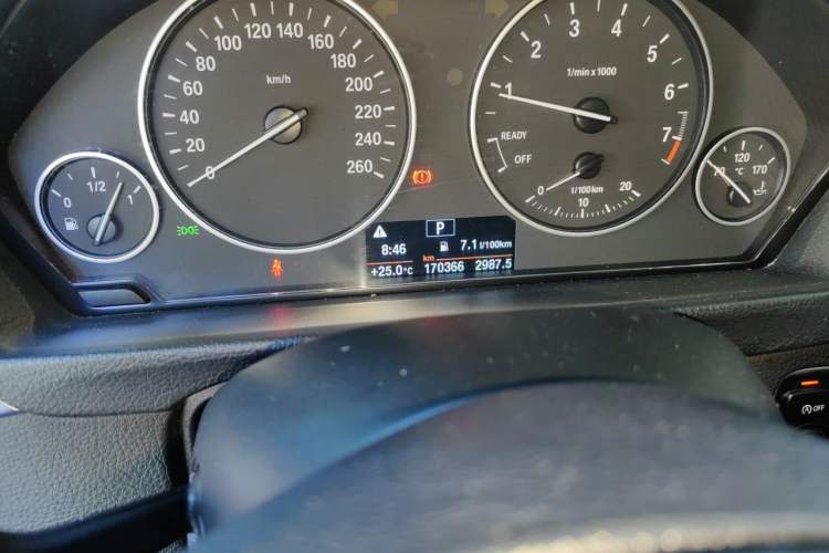 Used BMW 3 Series 2017 318Li Fashion Model Odometer Close Up