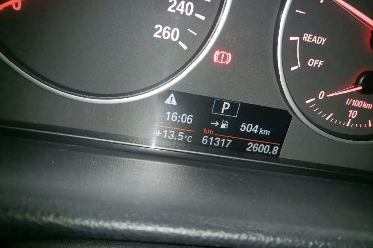 Used BMW 3 Series 2017 318i Fashion Model Odometer Close Up