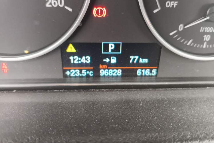 Used BMW 3 Series 2017 318Li Fashion Model Odometer Close Up