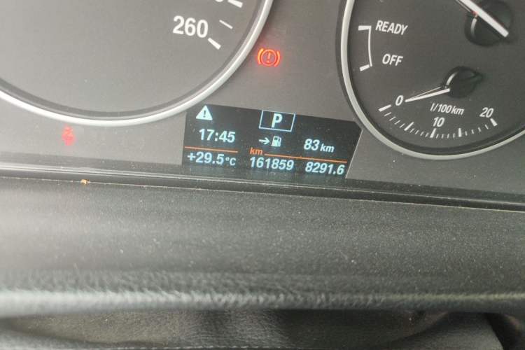 Used BMW 3 Series 2017 320Li Fashion Model Odometer Close Up