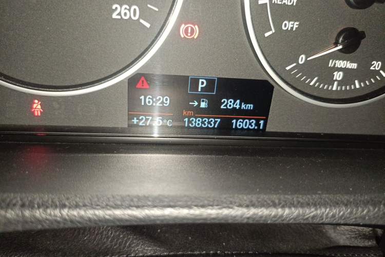 Used BMW 3 Series 2017 318Li Fashion Model Odometer Close Up