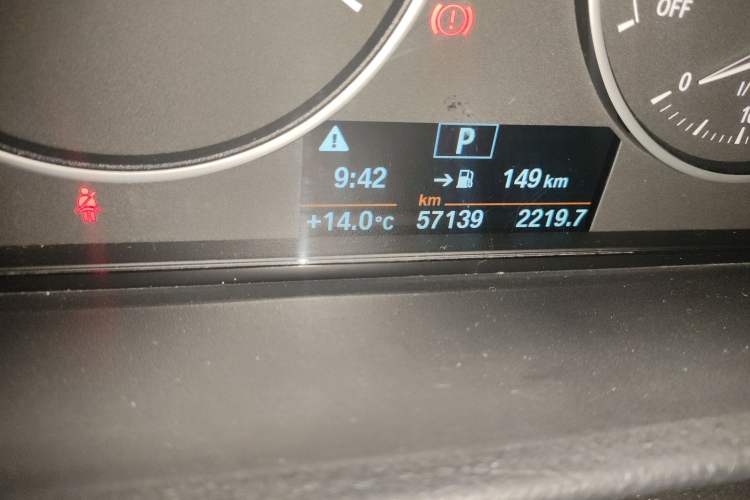 Used BMW 3 Series 2017 318Li Fashion Model Odometer Close Up