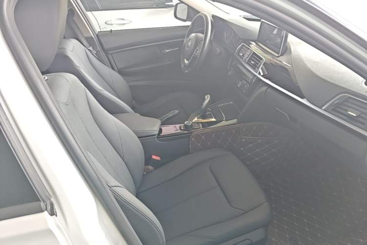 Used BMW 3 Series 2017 318i Fashion Model Right Front Seat