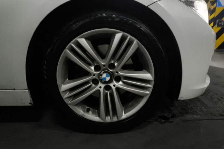 Used BMW 3 Series 2017 320Li Fashion Model Right Front Wheel Hub