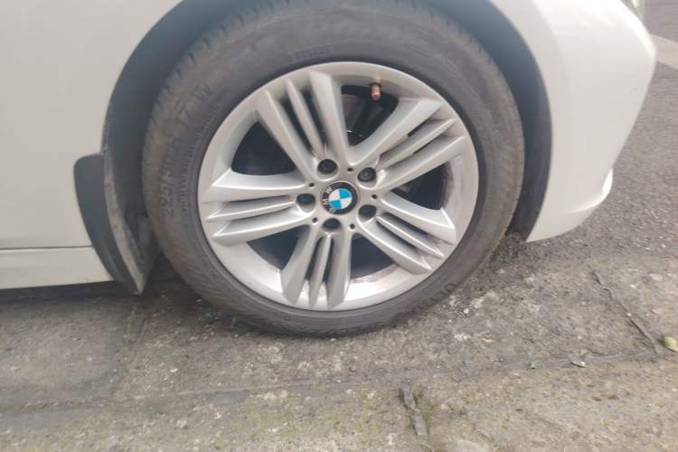 Used BMW 3 Series 2017 320Li Fashion Model Right Front Wheel Hub