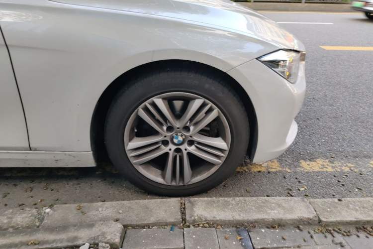 Used BMW 3 Series 2017 320Li Fashion Model Right Front Wheel Hub