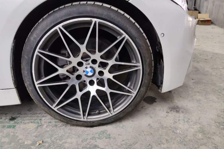 Used BMW 3 Series 2017 320Li Fashion Model Right Front Wheel Hub