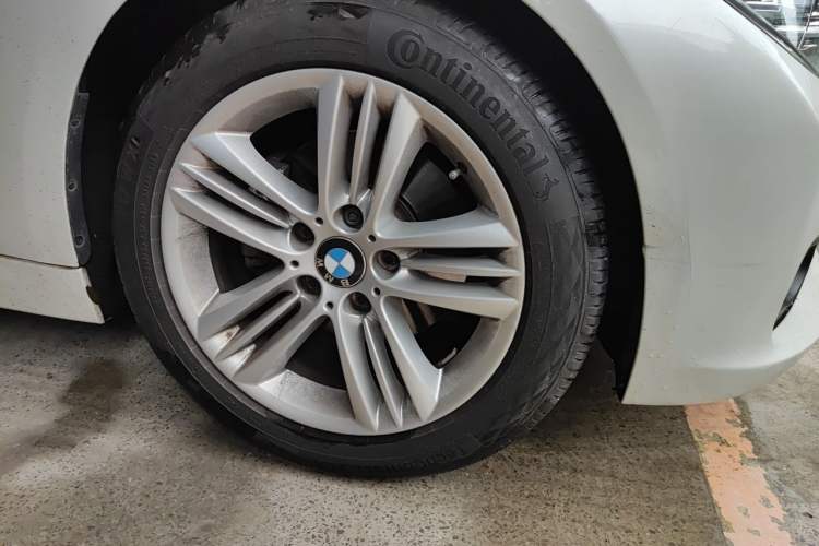 Used BMW 3 Series 2017 320Li Fashion Model Right Front Wheel Hub