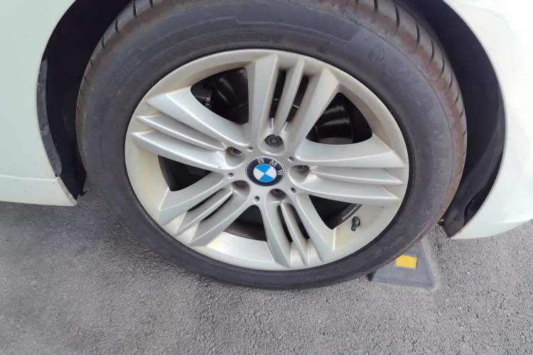 Used BMW 3 Series 2017 320Li Fashion Model Right Front Wheel Hub