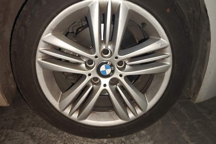 Used BMW 3 Series 2017 318Li Fashion Model Right Front Wheel Hub