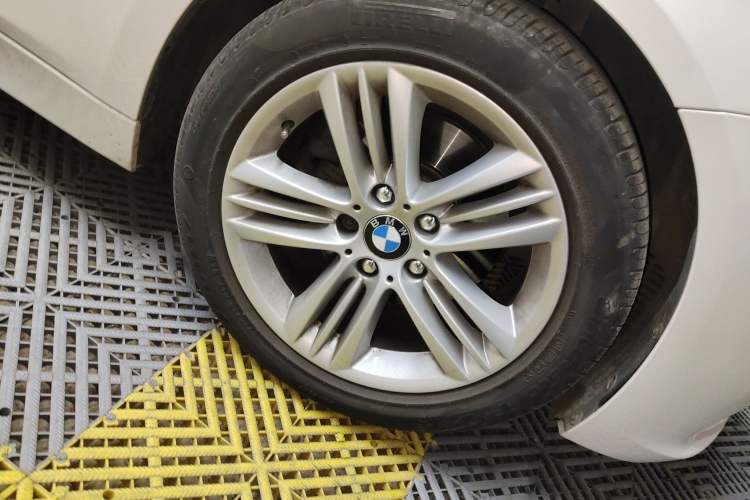 Used BMW 3 Series 2017 318i Fashion Model Right Front Wheel Hub