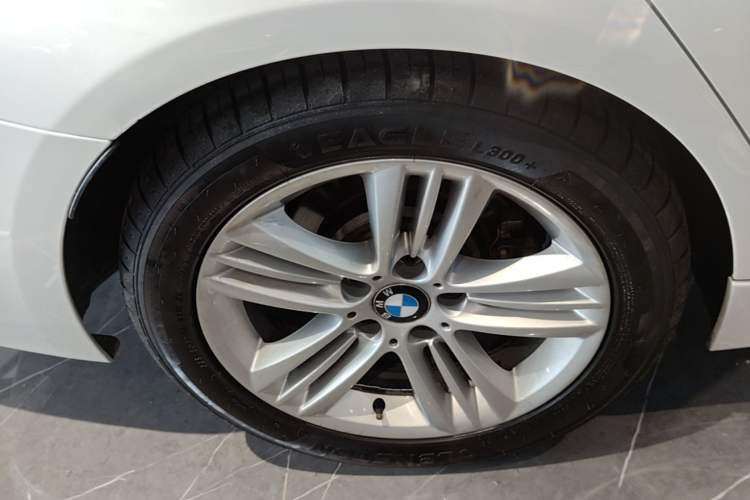 Used BMW 3 Series 2017 320Li Fashion Model Right Rear Wheel Hub