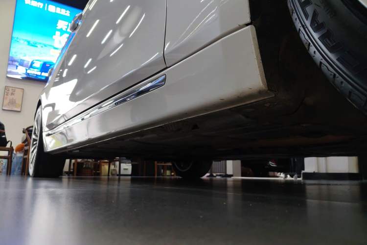 Used BMW 3 Series 2017 330Li xDrive Luxury Design Package Right Side Sill