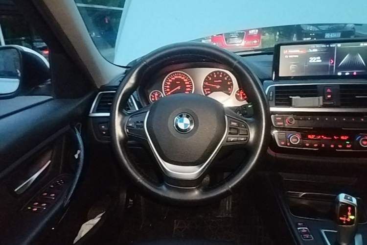 Used BMW 3 Series 2017 318i Fashion Model Steering Wheel