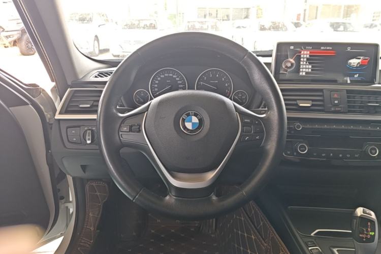 Used BMW 3 Series 2017 318i Fashion Model Steering Wheel