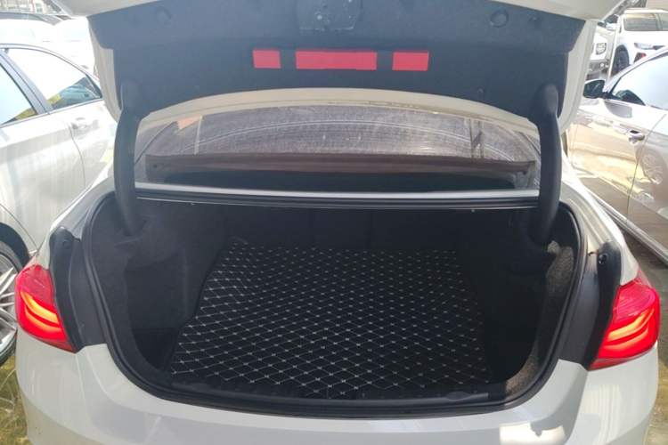Used BMW 3 Series 2017 318i Fashion Model Trunk