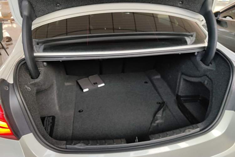 Used BMW 3 Series 2017 320Li Fashion Model Trunk