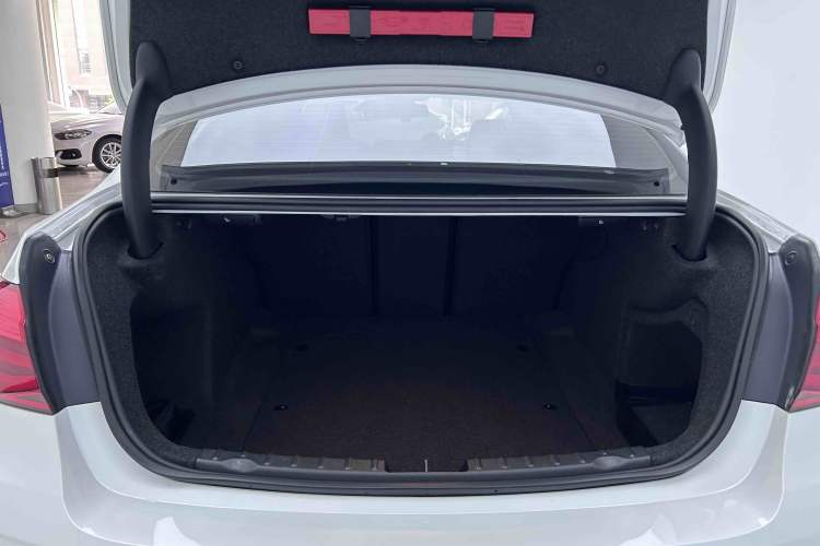 Used BMW 3 Series 2017 320Li Fashion Model Trunk