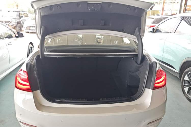 Used BMW 3 Series 2017 318i Fashion Model Trunk