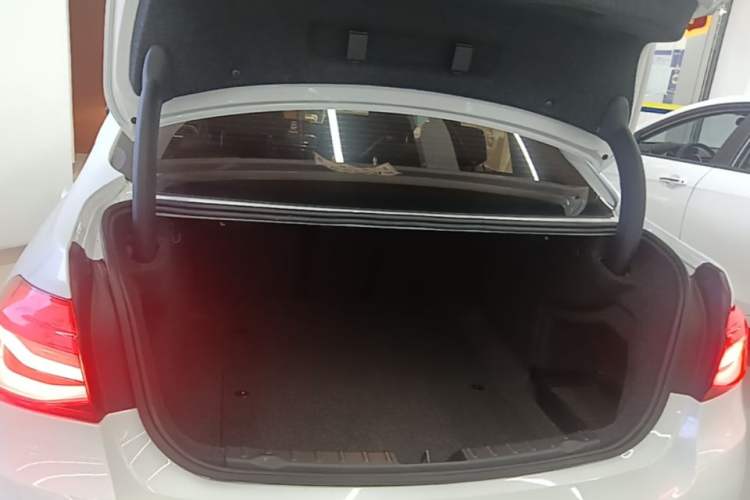 Used BMW 3 Series 2017 318Li Fashion Model Trunk