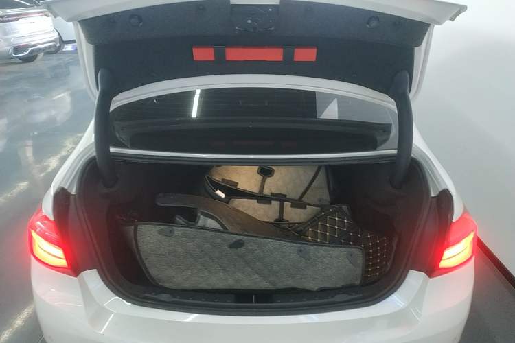 Used BMW 3 Series 2017 318Li Fashion Model Trunk
