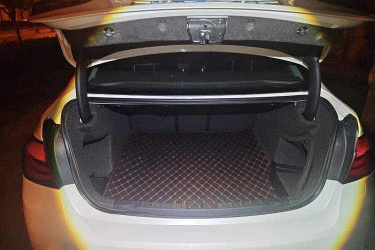 Used BMW 3 Series 2017 318Li Fashion Model Trunk