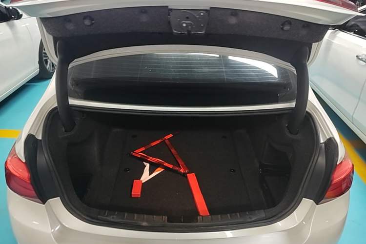 Used BMW 3 Series 2017 318Li Fashion Model Trunk