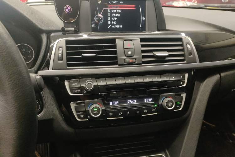 Used BMW 3 Series 2017 318i Fashion Model Audio And AC Panel