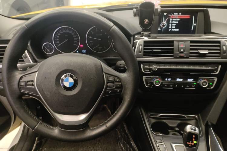 Used BMW 3 Series 2017 318i Fashion Model Center Console