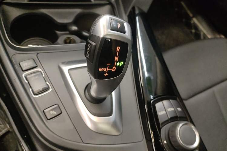 Used BMW 3 Series 2017 318i Fashion Model Gear Lever